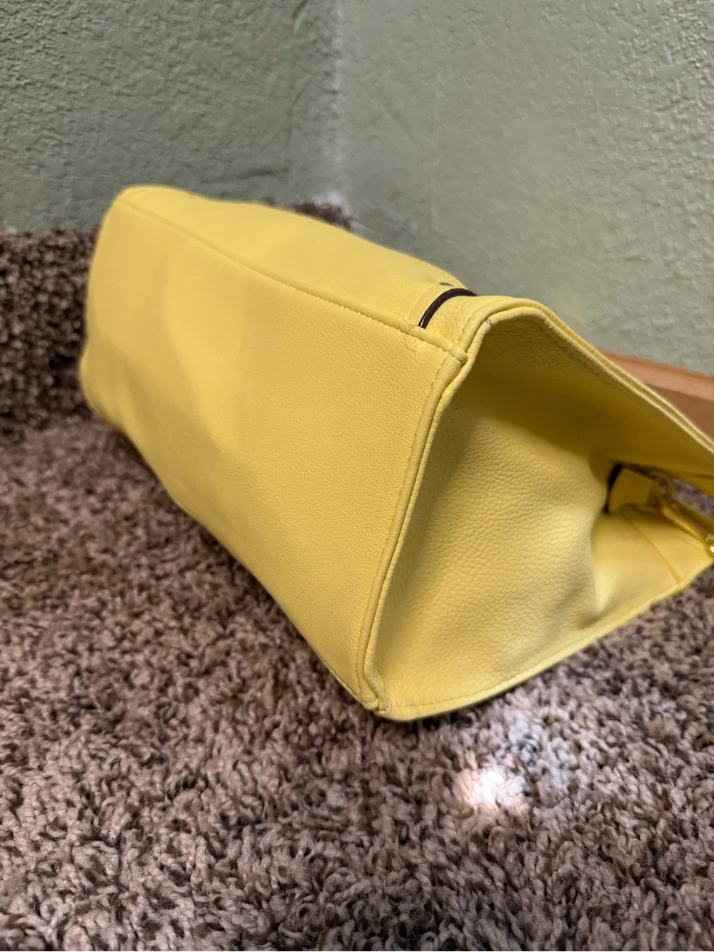Juicy Couture closure type